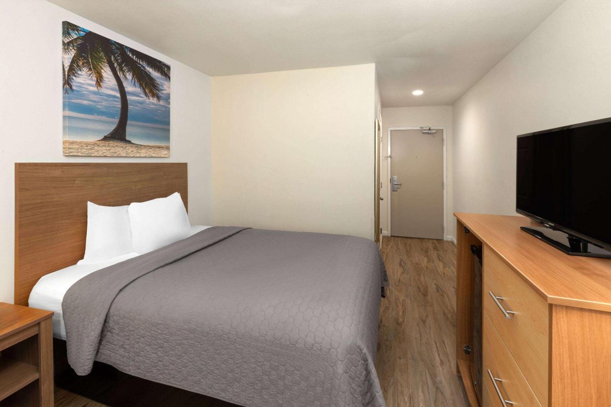 Days Inn By Wyndham Biloxi Beach Exterior photo
