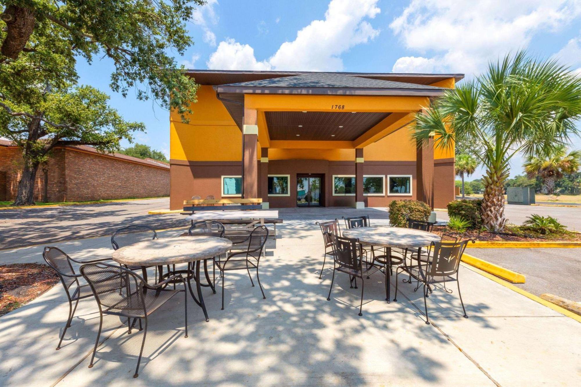 Days Inn By Wyndham Biloxi Beach Exterior photo